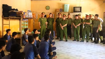 Deputy Minister Nguyen Van Long works with Binh Duong Provincial Police Department