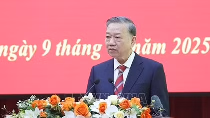 Party chief hosts former leaders, officials, outstanding intellectuals, artists
