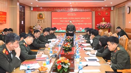 Deputy Minister Dang Hong Duc works with 19-8 Hospital