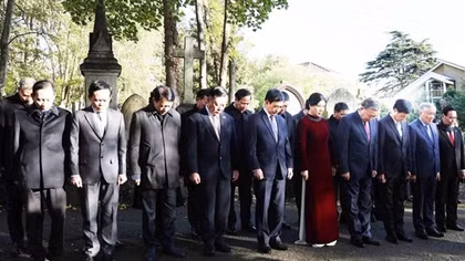 Vietnamese Party General Secretary pays tribute to proletariat leader Karl Marx in London
