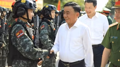 Permanent Member of the Party Central Committee’s Secretariat Tran Cam Tu encourages forces training for grand parade