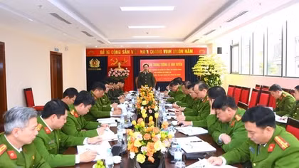 Deputy Minister Le Van Tuyen works with Police Department of Fire and Rescue