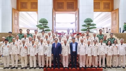 PM meets with security officers reinforced to Southern battlefield