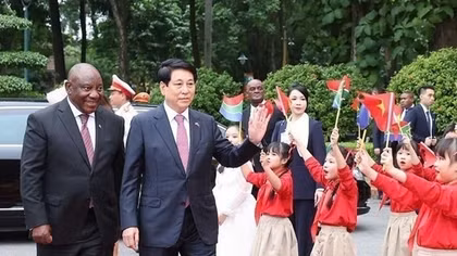State President Luong Cuong hosts welcome ceremony for visiting South African counterpart
