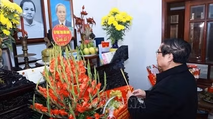 Government leader offers incense in tribute to late PM Pham Van Dong