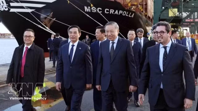 Top leader visits Port of Antwerp-Bruges in Belgium