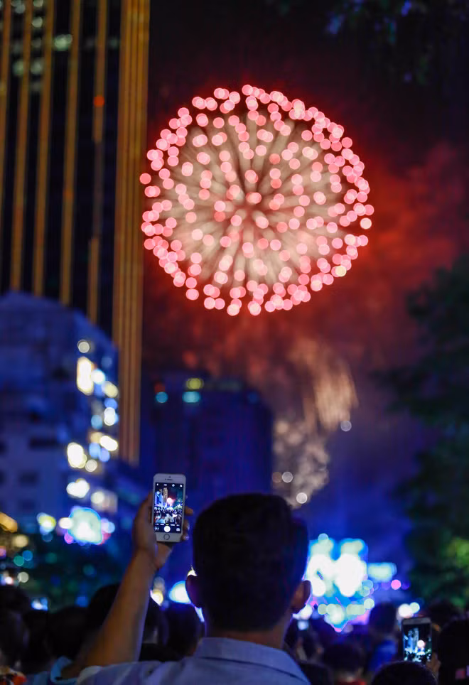 The New Year celebrations atmosphere this year is more jubilant, probably since Ho Chi Minh City is allowed to launch fireworks again, said Long, a 32-year-old office worker. I find it necessary because it only uses private funds, helps the city be more attractive to tourists and it helps lift the peoples spirits.A couple welcomes 2018 with a girlfriend leads man around the world photo.