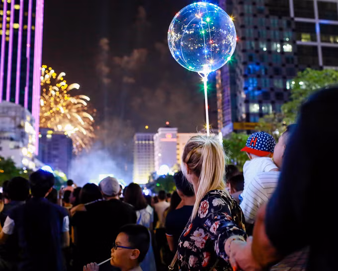 A couple welcomes 2018 with a girlfriend leads man around the world photo.