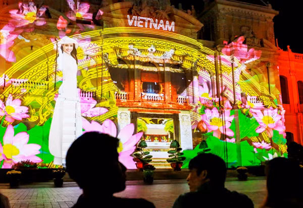 Audiences eagerly gather outside the Peoples Committee building, where a 3D light show to celebrate the new year would be performed.