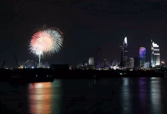 Fireworks light up the sky over Thu Thiem Tunnel. After being absent last year due to the Communist Partys call for austerity, fireworks shows once again return to mark the beginning of the year.