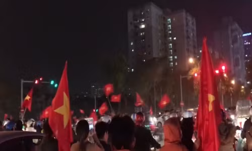 CĐV đổ về hướng SVĐ Mỹ Đình để hòa cùng dòng người ăn mừng
