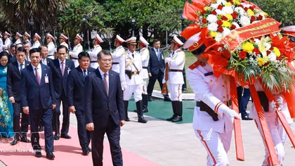 PM arrives in Vientiane, beginning official visit to Laos