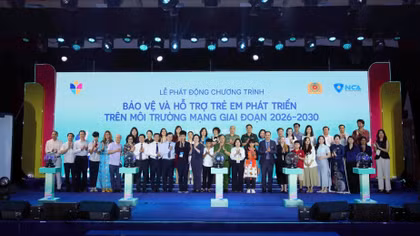 Delegates join group photo.