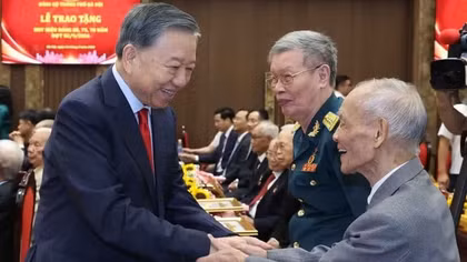 Top leader attends Party membership badge presentation ceremony in Hanoi