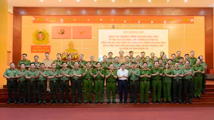 Deputy Minister Nguyen Van Long works with Quang Tri Provincial Police Department