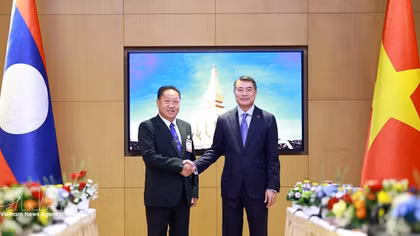 PM receives leaders of Lao Front for National Construction, Laos-Vietnam Friendship Association