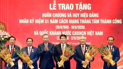 Party General Secretary and President To Lam (third from left) presents the Ho Chi Minh Orders to former Party and State leaders. (Photo: VNA)