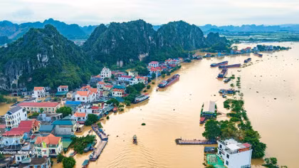 Government leader directs proactive response to, recovery from floods