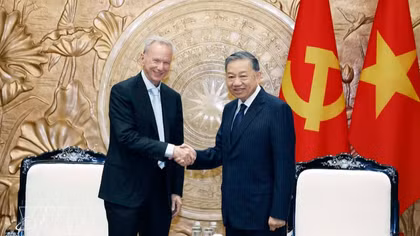 Party General Secretary and State President To Lam (R) receives Eric Schmidt, former Chairman and CEO of Google, in Hanoi on June 5. (Photo: VNA)