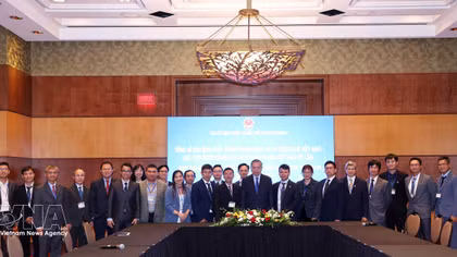 Top leader calls for greater contribution from Vietnamese experts in Canada