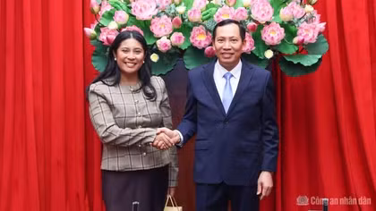 Deputy Minister Le Van Tuyen and Ms. Kelly Coldiron, Deputy Assistant Secretary for Asia at the US Department of Commerce and Acting Executive Director of SelectUSA.