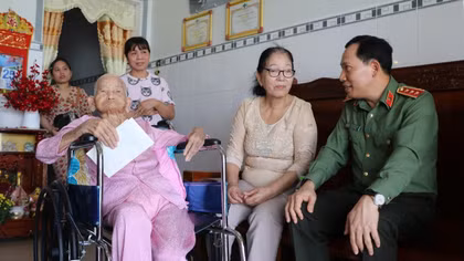 Deputy Minister Le Van Tuyen visits Vietnamese Heroic Mothers in An Giang