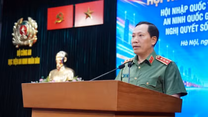 Deputy Minister Lê Văn Tuyến and delegates pose for a commemorative photo at the conference.