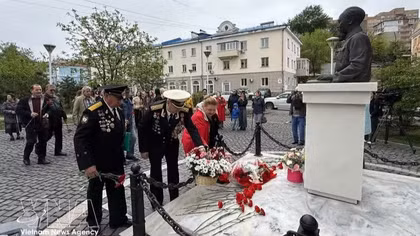 Flower tribute ceremony honours President Ho Chi Minh in Russia