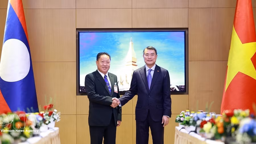 PM receives leaders of Lao Front for National Construction, Laos-Vietnam Friendship Association